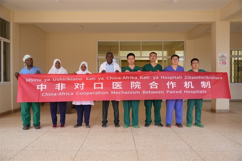 醫(yī)療隊(duì)隊(duì)隊(duì)員和基文吉區(qū)醫(yī)院院長（左四）及醫(yī)護(hù)人員合影。中國援桑醫(yī)療隊(duì)供圖