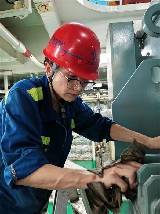 “天鯤號(hào)”工作人員正在對(duì)設(shè)備進(jìn)行清潔維護(hù)?！疤祧H號(hào)”供圖