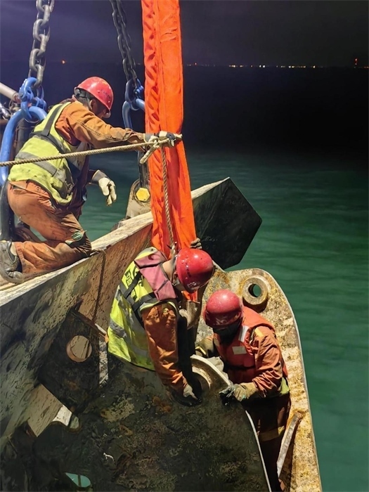 工作人員正在修理橫移錨纜。 “天鯤號(hào)”供圖