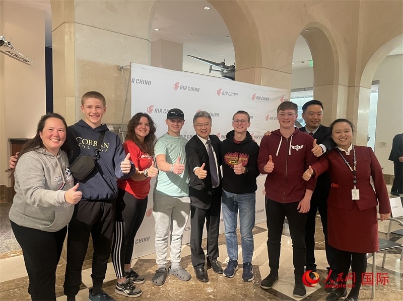 師生們出發(fā)前與國航工作人員合影留念。人民網(wǎng)記者 鄧圩攝