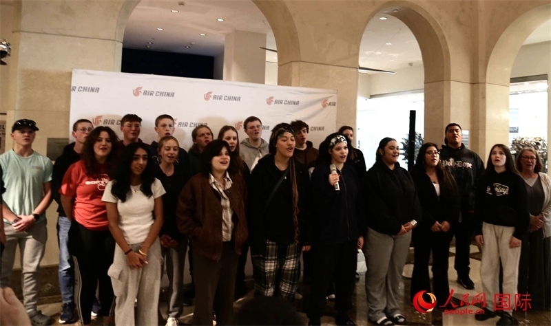 全體美國高中生合唱《希望的田野》。人民網(wǎng)記者 鄧圩攝