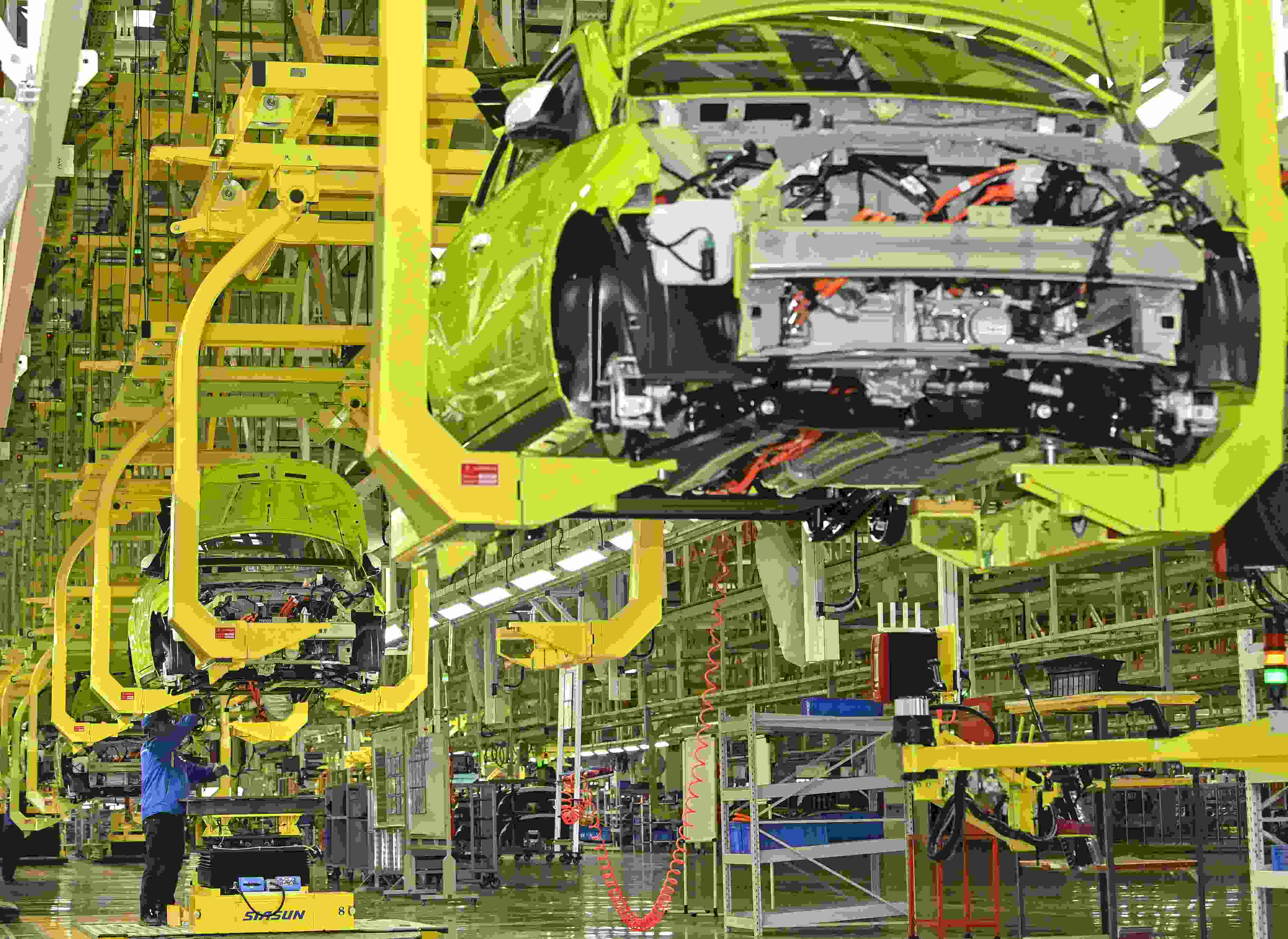 △ 2024年2月27日，一家新能源汽車公司的總裝車間生產(chǎn)線上，工人正在加緊生產(chǎn)趕訂單。