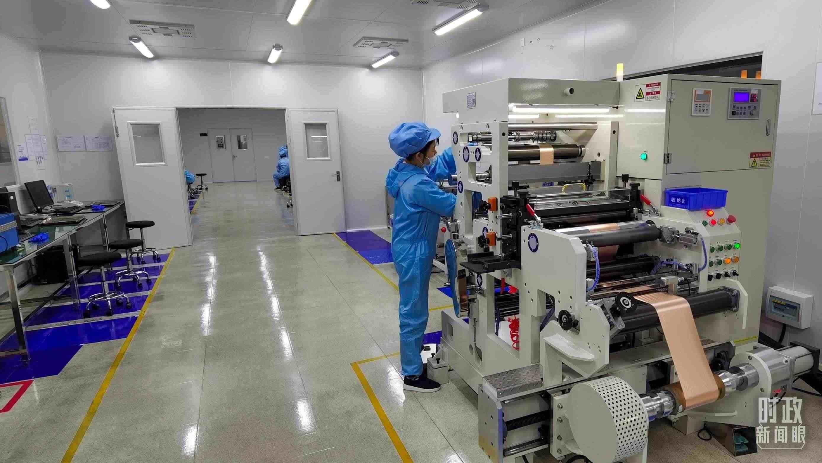 △企業(yè)員工將冷壓后的極片裁出規(guī)定尺寸，用于鋰電池制作。（總臺(tái)央視記者郭鴻拍攝）