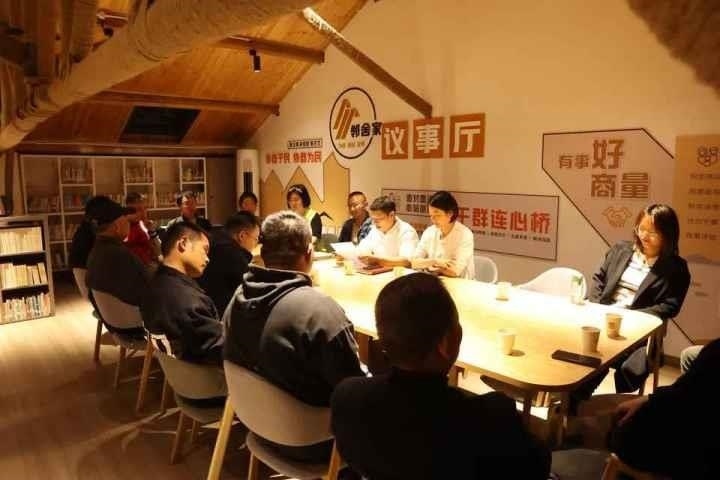 △浙江金華武義縣后陳村“鄰舍家”協(xié)商議事會討論舊村改造事宜。