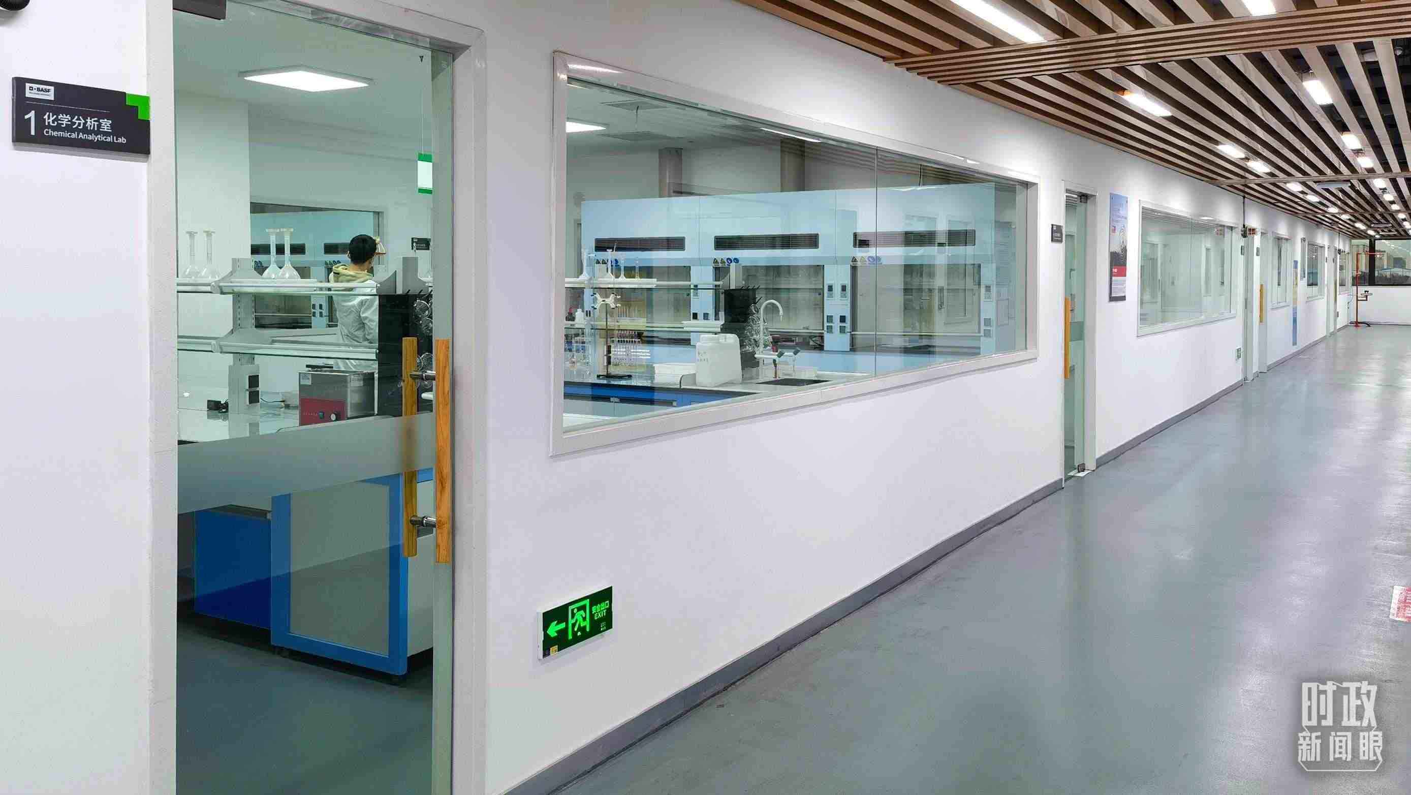 △巴斯夫杉杉電池材料有限公司化學(xué)分析室。（總臺(tái)央視記者石丞拍攝）