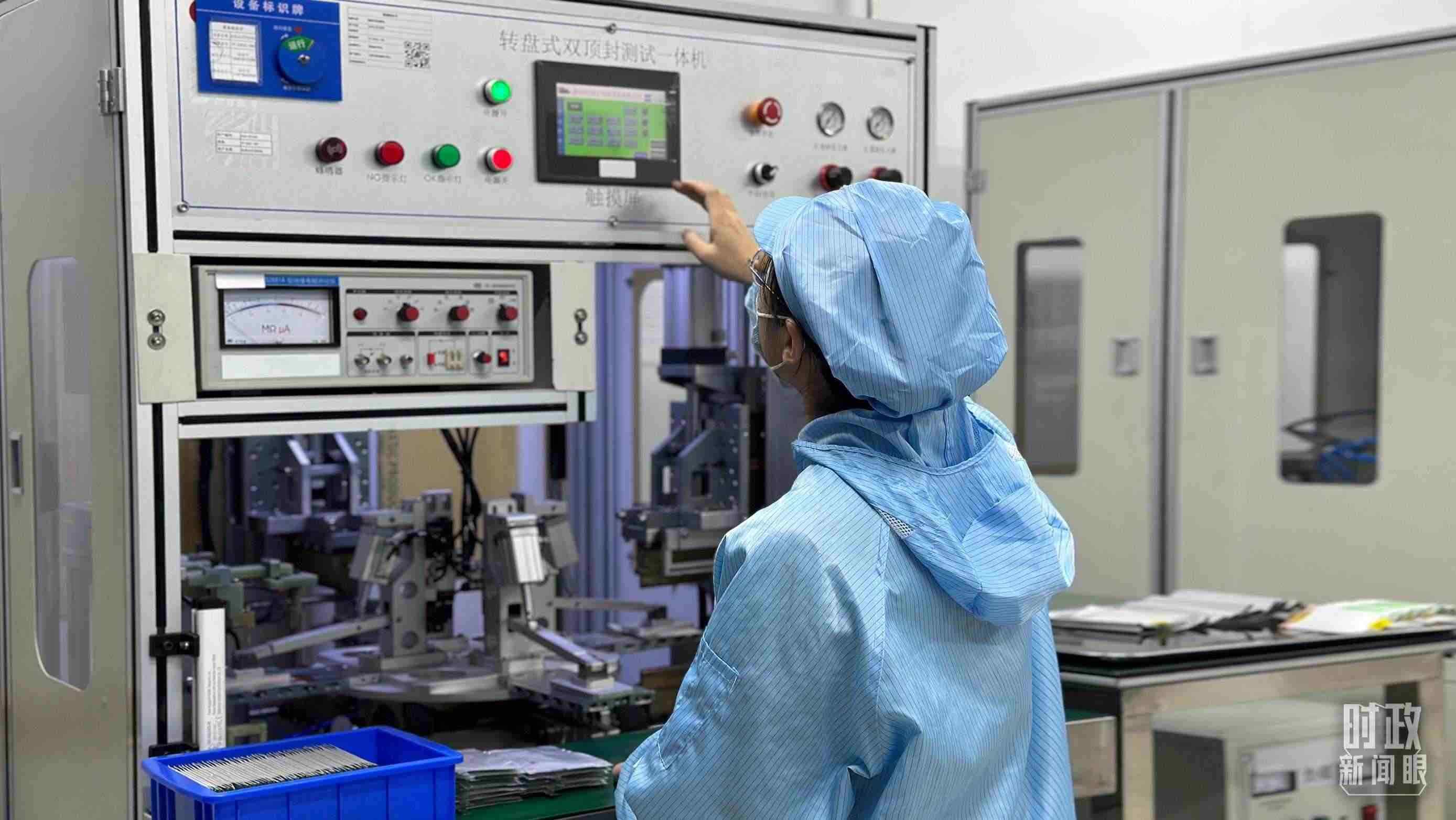 △企業(yè)電池技術(shù)中心內(nèi)，員工正在進(jìn)行電池封裝。（總臺(tái)央視記者盧心雨拍攝）