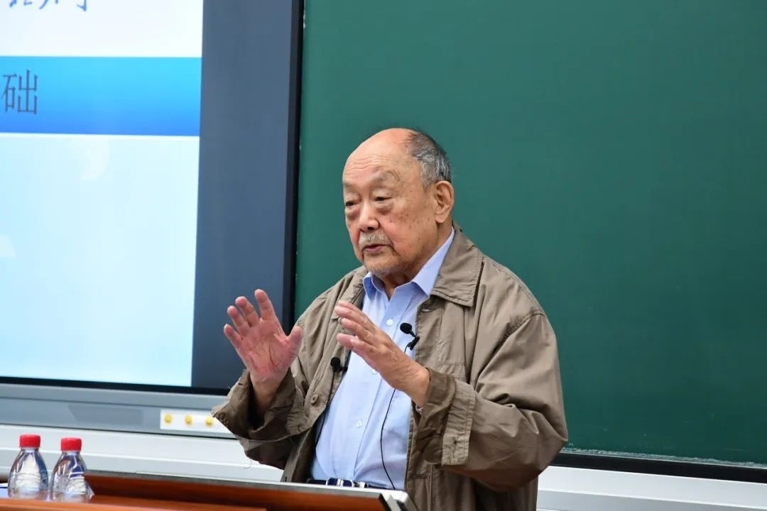 91歲的楊士莪院士“一站到底”為學(xué)生授課。哈爾濱工程大學(xué)供圖