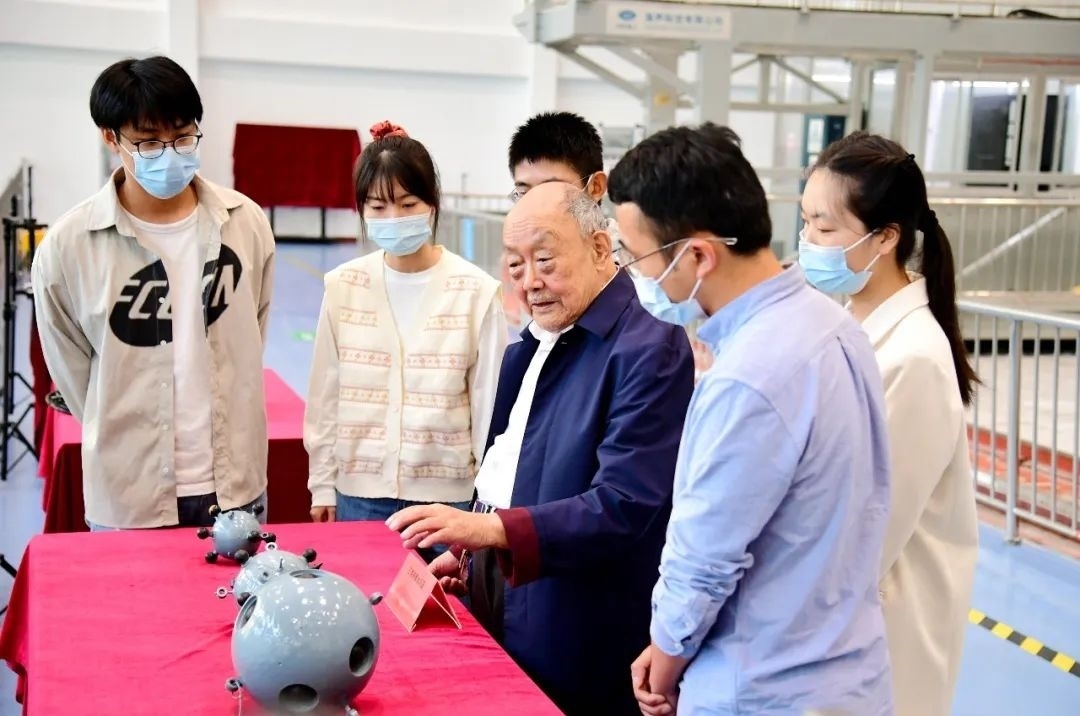 楊士莪院士在實(shí)驗(yàn)室指導(dǎo)學(xué)生。哈爾濱工程大學(xué)供圖