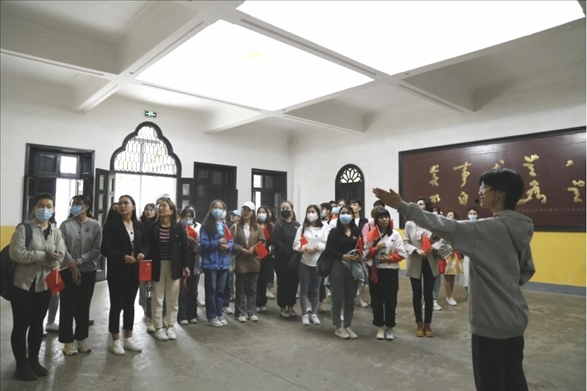 2021年5月20日，少數(shù)民族學(xué)生在湖南第一師范學(xué)院進(jìn)行紅色研學(xué)活動，共同追尋那段紅色歲月的足跡。