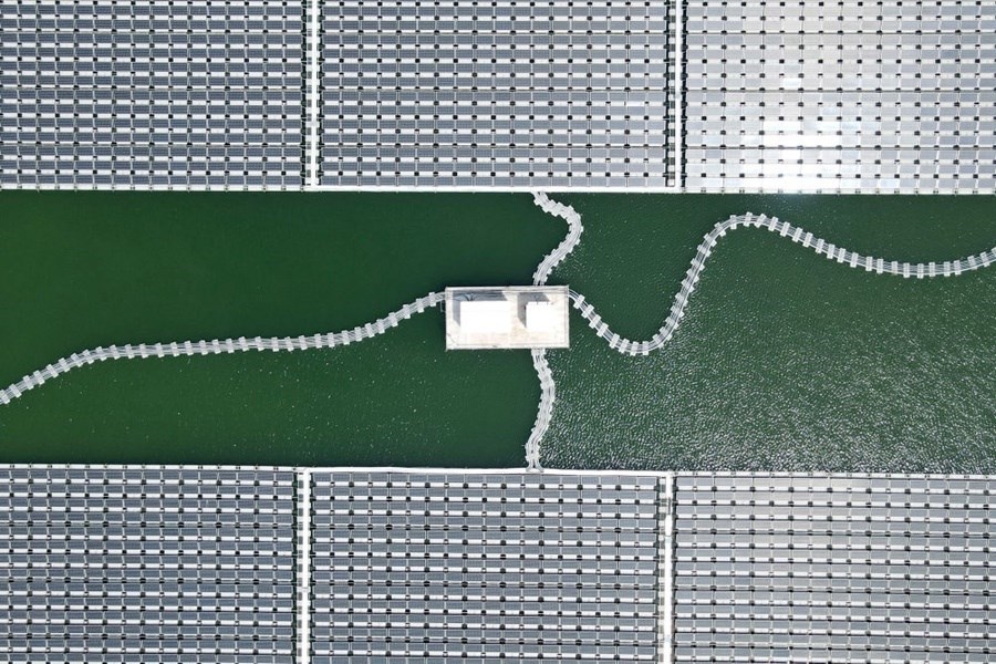 2022年8月25日拍攝的潁上縣毛圩水上光伏電站（無(wú)人機(jī)照片）。近年來(lái)，安徽省阜陽(yáng)市潁上縣古城鎮(zhèn)積極推進(jìn)采煤沉陷區(qū)治理工作，將昔日的采煤沉陷區(qū)建設(shè)成水上光伏電站，既減少占用土地面積，又能生產(chǎn)清潔能源。