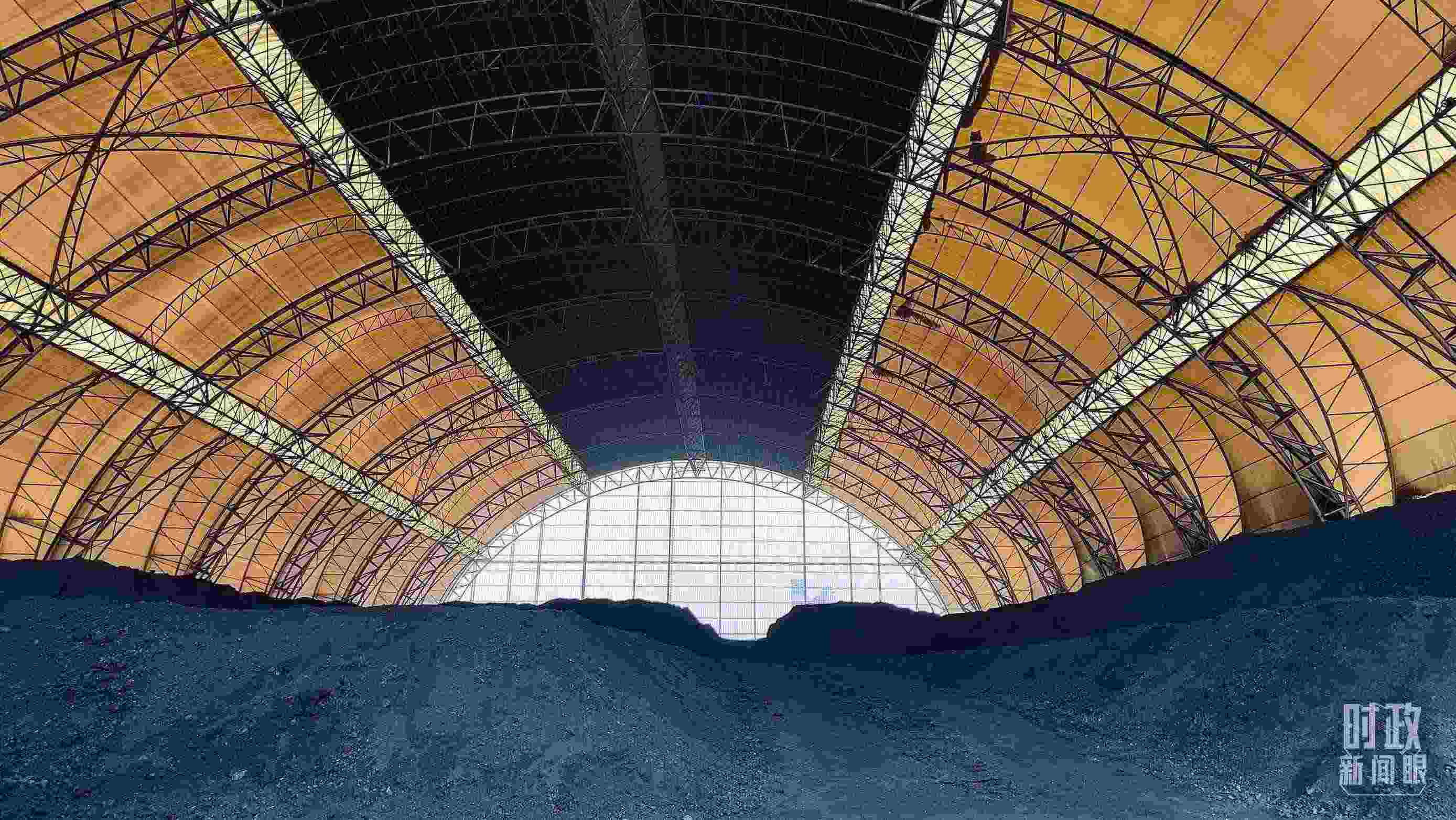 山西瑞光熱電有限責(zé)任公司儲煤場。2022年1月，習(xí)近平來到這里察看煤場儲煤情況。（總臺央視記者楊立峰拍攝）