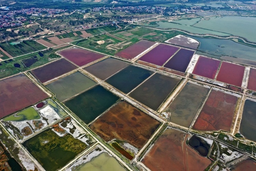 這是2023年7月11日拍攝的山西運(yùn)城鹽湖一角（無(wú)人機(jī)照片）。按照“生態(tài)優(yōu)先、保護(hù)為主、適度開發(fā)”的原則，2020年9月，運(yùn)城市全面停止鹽湖范圍內(nèi)的工業(yè)生產(chǎn)活動(dòng)。近年來(lái)，千年鹽湖正在向生態(tài)保護(hù)、風(fēng)貌重塑、產(chǎn)業(yè)轉(zhuǎn)型、全域旅游的“綠色發(fā)展”轉(zhuǎn)變。
