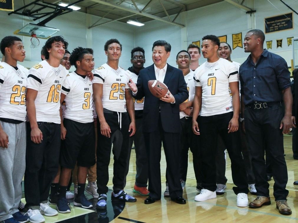 2015年9月23日，國家主席習近平參觀美國塔科馬市林肯中學。這是習近平在學校體育館，同上橄欖球訓練課的學生們親切交談。新華社記者 蘭紅光 攝