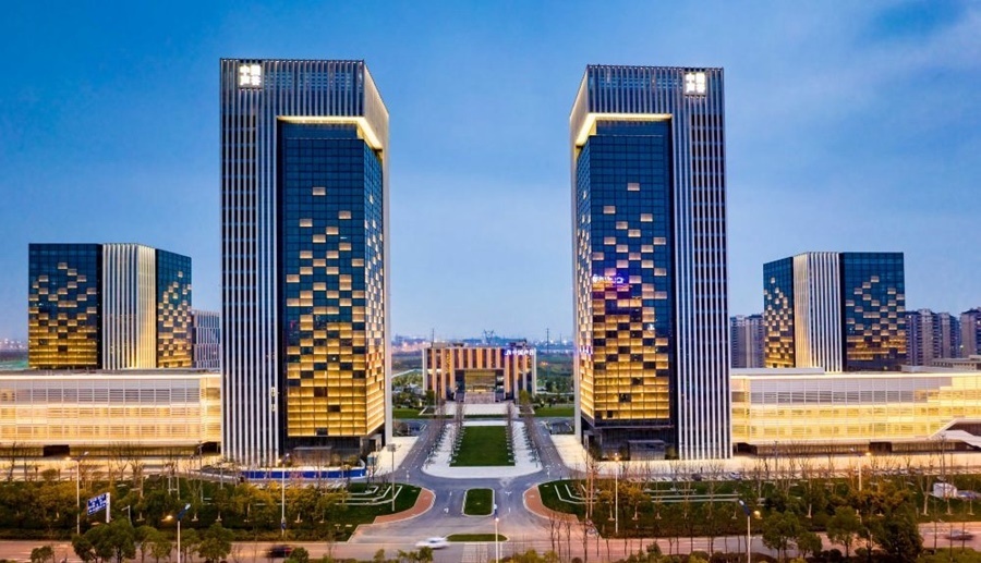 這是2019年3月13日拍攝的位于安徽合肥的中國(guó)聲谷產(chǎn)業(yè)園（無(wú)人機(jī)照片）。截至2024年，中國(guó)聲谷入駐企業(yè)超過(guò)2000戶，年產(chǎn)值超過(guò)2000億元，形成以智能語(yǔ)音及人工智能產(chǎn)業(yè)為核心的新一代信息技術(shù)產(chǎn)業(yè)集群。