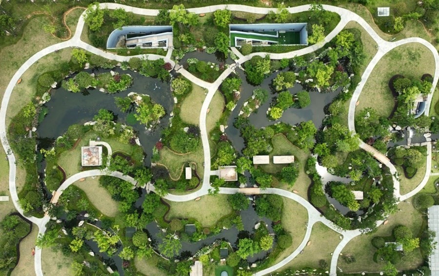 這是2023年6月15日拍攝的以“地上花園+地下治污”設(shè)計(jì)理念建設(shè)的九江市雙溪公園（無(wú)人機(jī)照片）。近年來(lái)，江西省九江市啟動(dòng)中心城區(qū)水環(huán)境綜合整治工程，通過(guò)地下污水治理、岸線生態(tài)修復(fù)、興建“公園式”污水處理廠、城市智慧管網(wǎng)管控等措施，改善水環(huán)境，城市面貌煥然一新。