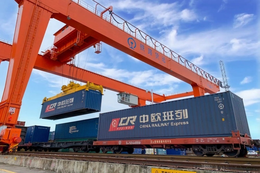 2022年4月29日，在鐵路合肥北站物流基地集裝箱作業(yè)區(qū)，龍門吊吊裝準(zhǔn)備發(fā)運(yùn)的中歐班列集裝箱。