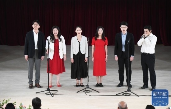 3月21日，國(guó)家開(kāi)發(fā)銀行阿卡貝拉合唱團(tuán)在音樂(lè)會(huì)上演出。新華社記者 任超 攝