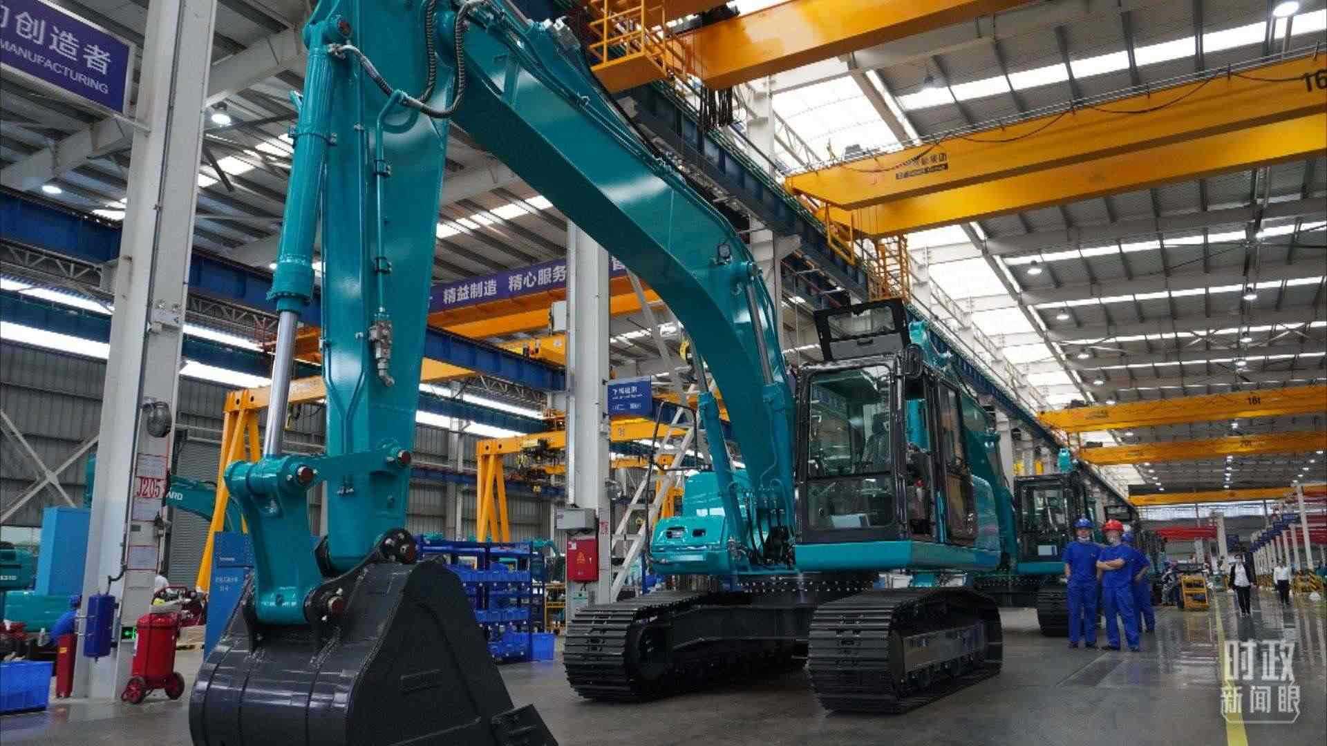 △這是山河智能大型挖掘機(jī)的組裝車(chē)間。2020年9月，習(xí)近平曾到此地考察。（總臺(tái)央視記者郭曉龍拍攝）