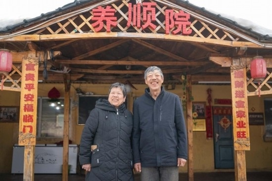 在伊春市友好區(qū)，伊春森工上甘嶺林業(yè)局有限責(zé)任公司溪水林場分公司退休職工劉養(yǎng)順（右）和老伴楊秋娥在自家農(nóng)家院中（3月13日攝）。新華社記者 謝劍飛 攝