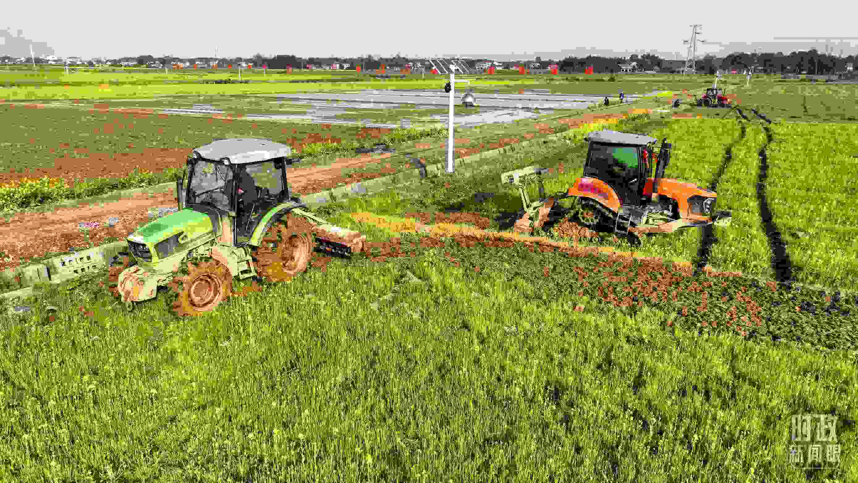 △位于港中坪村的糧食生產(chǎn)萬(wàn)畝綜合示范片區(qū)，春耕備耕生產(chǎn)繁忙。（總臺(tái)央廣記者潘毅拍攝）