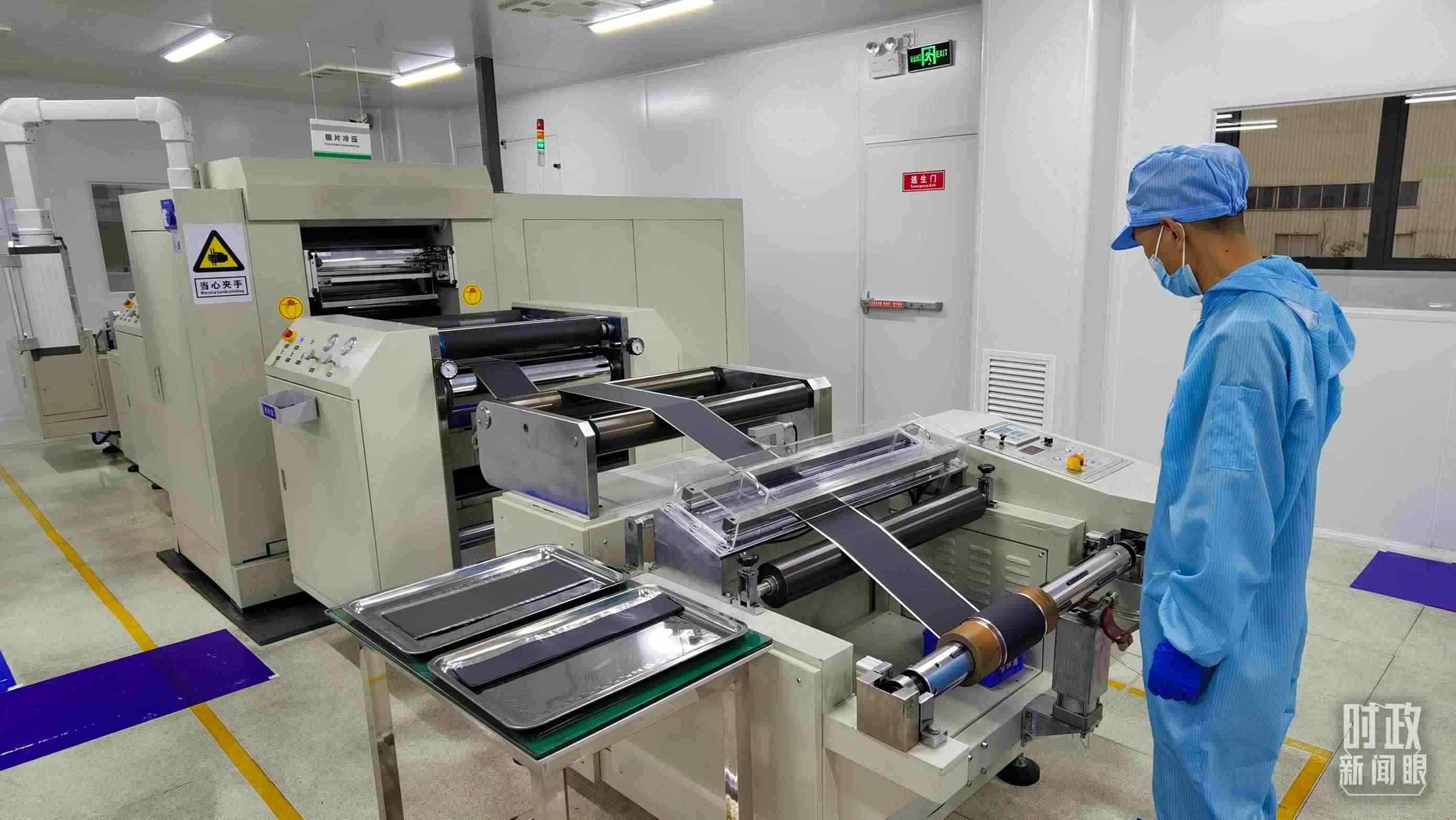 △這是電池生產(chǎn)的極片冷壓操作車(chē)間。（總臺(tái)央視記者郭鴻拍攝）