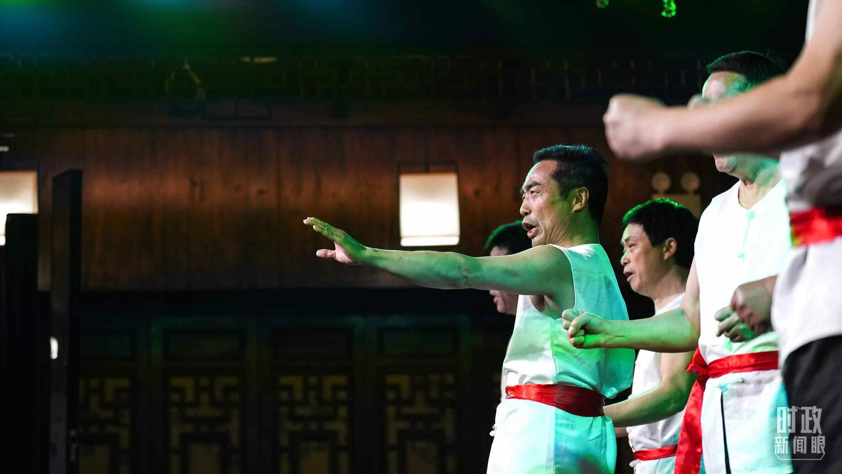 △常德河街，鴛鴦走馬樓上演常德高腔《穆桂英掛帥》和澧水船工號(hào)子。（總臺(tái)央視記者許永松、國(guó)廣記者李晉拍攝）