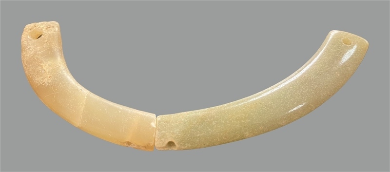 馬家浜文化晚期玉璜。中國(guó)文物報(bào)社供圖