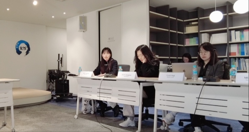 記者（左一）在交流活動上，以加強中日韓三國經濟合作、增進三國民眾相互理解為主題發(fā)表演講。權小星攝