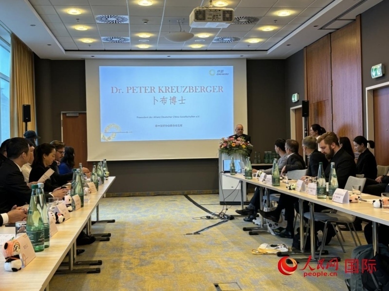 在成都文化旅游（柏林）推介座談會(huì)上，德中友好協(xié)會(huì)聯(lián)合會(huì)主席卜布致辭。人民網(wǎng)記者張慧中攝