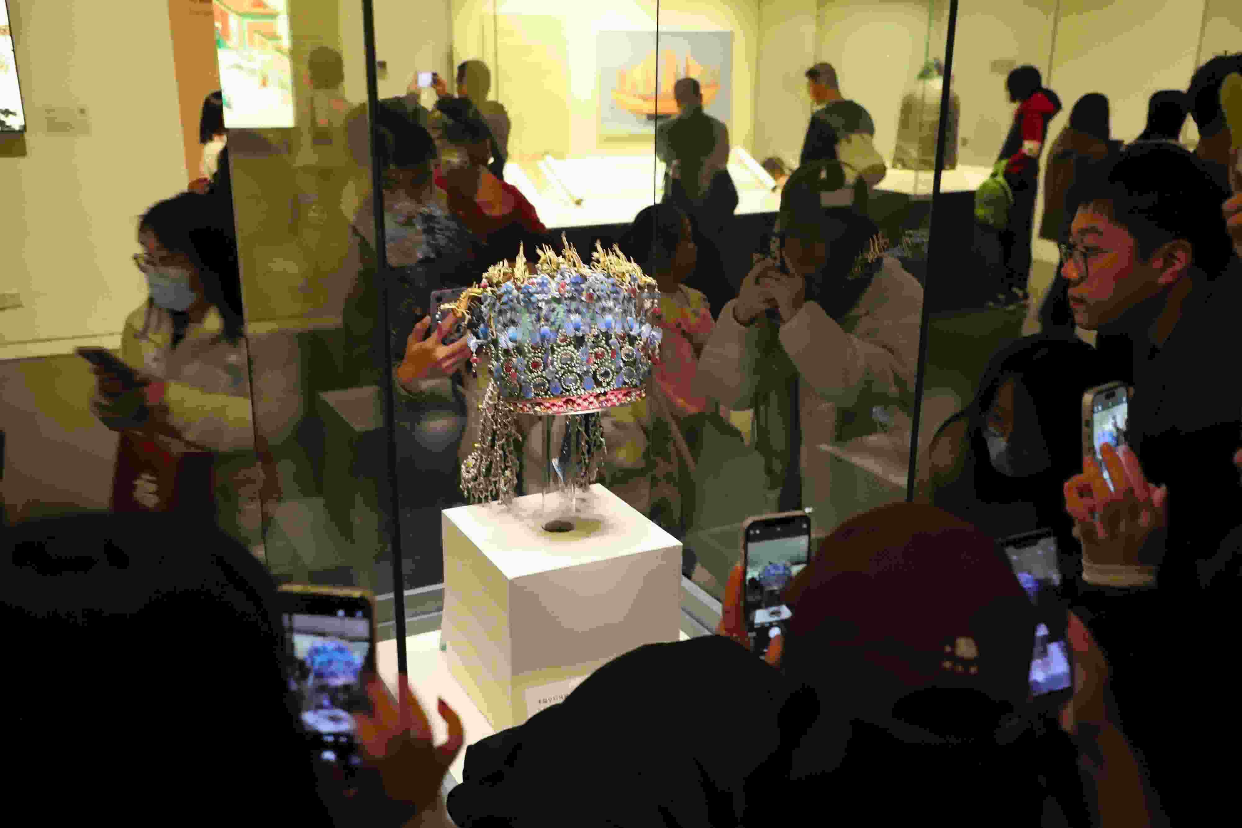 △ 2024年3月9日，北京，中國(guó)國(guó)家博物館，來自天南海北的游客在參觀藏品。