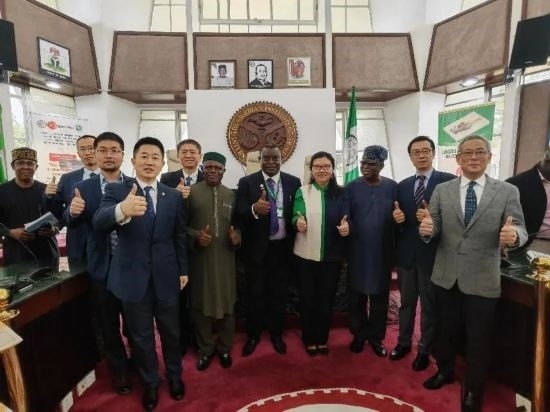 3月21日，與會嘉賓在首屆拉各斯論壇現(xiàn)場合影留念。（圖片由中國駐拉各斯總領(lǐng)事館提供）