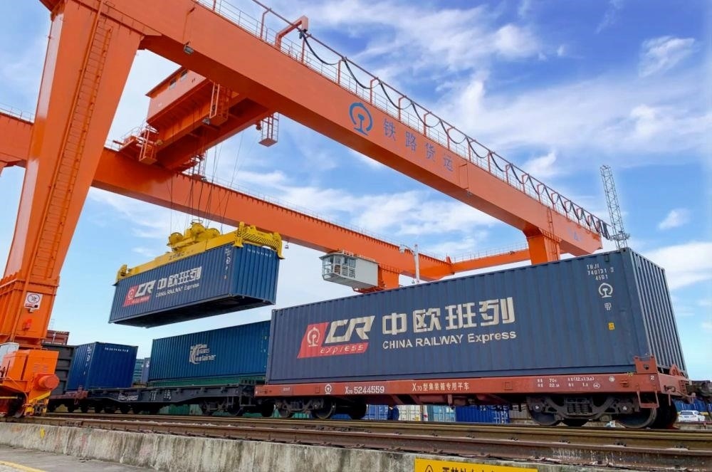 △2022年4月29日，在安徽合肥北站物流基地集裝箱作業(yè)區(qū)，準(zhǔn)備發(fā)運(yùn)的中歐班列集裝箱。