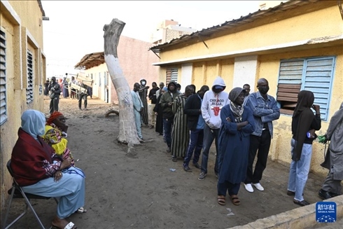 3月24日, 選民在塞內(nèi)加爾首都達(dá)喀爾的一處投票站前排隊(duì)。新華社發(fā)（登巴·蓋伊攝）