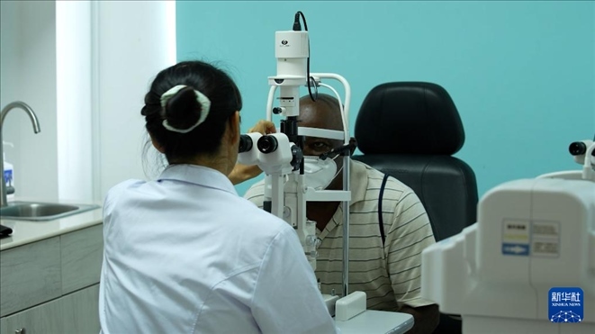 3月4日，在多米尼克羅索的中多友誼醫(yī)院眼科中心，援多醫(yī)療隊成員、南方醫(yī)科大學第三附屬醫(yī)院眼科主治醫(yī)師魯志卿為病人做檢查。新華社記者 王朝 攝