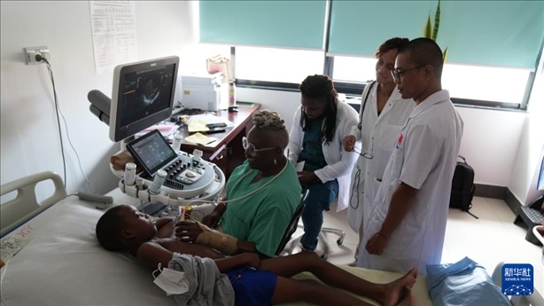 3月4日，在多米尼克羅索的中多友誼醫(yī)院，援多醫(yī)療隊成員、南方醫(yī)科大學第五附屬醫(yī)院心血管內(nèi)科主治醫(yī)師駱志鵬與當?shù)蒯t(yī)生共同診療。新華社記者 王朝 攝