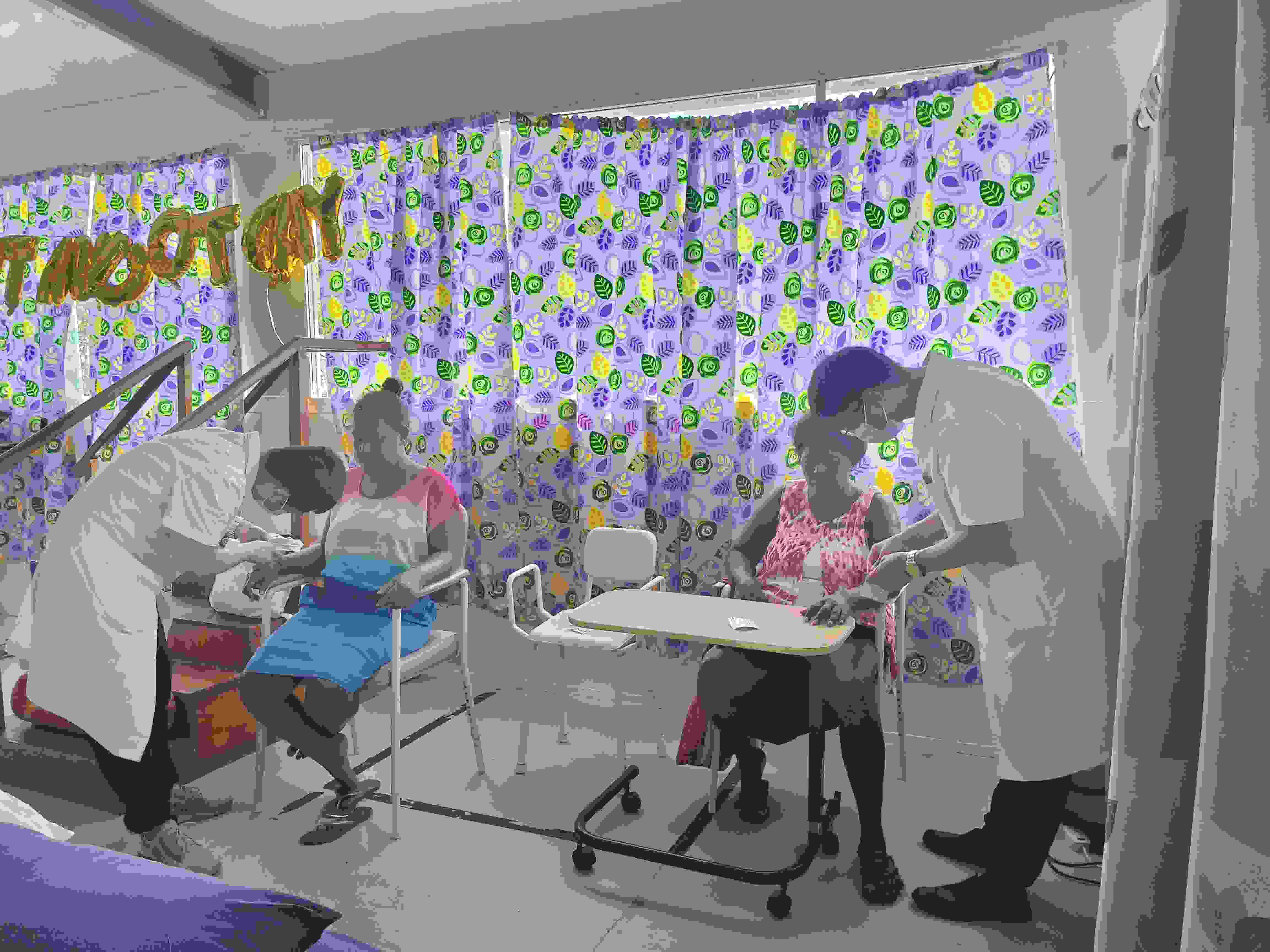 2023年7月3日，中國援助所羅門群島醫(yī)療隊針灸大夫在所羅門群島首都霍尼亞拉國家轉(zhuǎn)診醫(yī)院為患者治療。