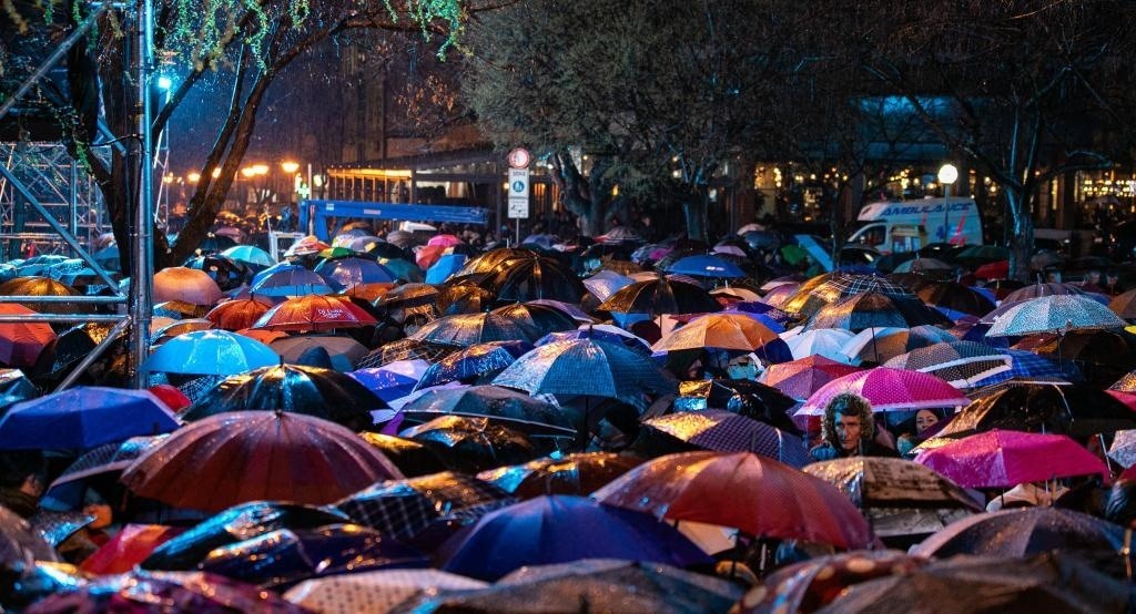 3月24日，在塞爾維亞南部城市普羅庫普列，人們參加北約轟炸南聯(lián)盟遇難者悼念儀式。新華社發(fā)（王韡攝）