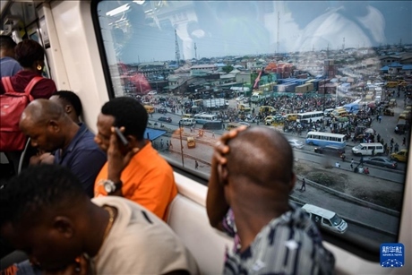 2月28日，在尼日利亞拉各斯，人們乘坐輕軌藍(lán)線列車。新華社記者 韓旭 攝
