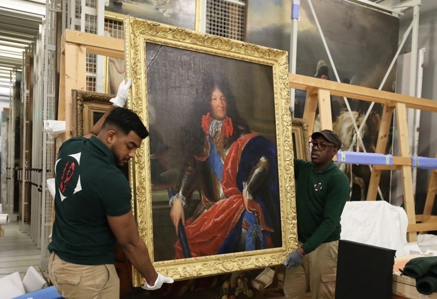  2024年3月11日，在法國巴黎近郊的凡爾賽宮，工作人員準備打包油畫《路易十四戎裝像》。在2024年中法建交60周年暨中法文化旅游年之際，凡爾賽宮和故宮博物院將于4月至6月在故宮共同舉辦“凡爾賽宮與紫禁城”展覽。凡爾賽宮工作人員將70余件法方展品打包裝箱，計劃在不久之后將其運往北京。新華社記者 高靜 攝