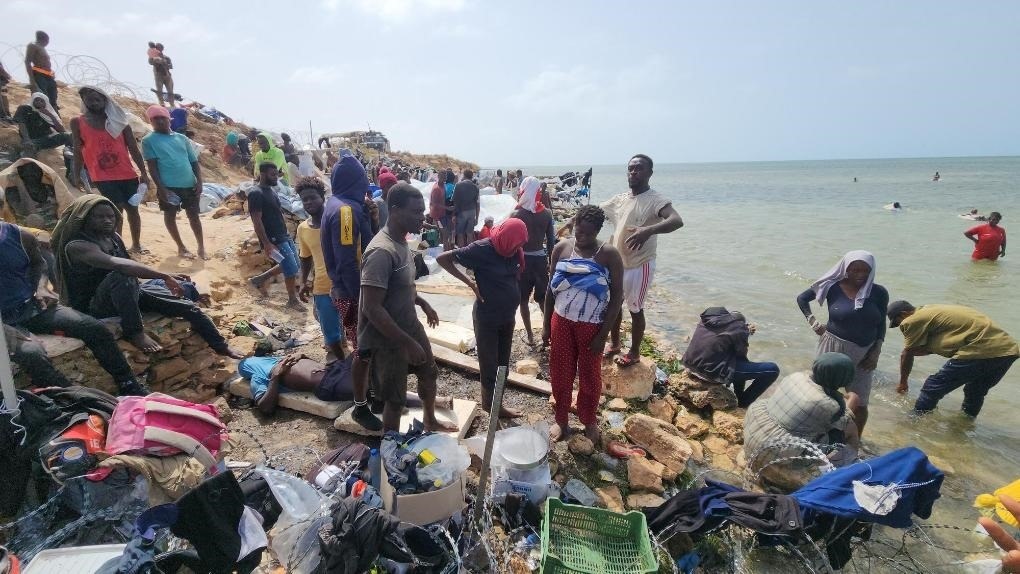 2023年7月26日，在突尼斯與利比亞邊境的艾季迪爾角，眾多移民滯留在地中海海岸邊。新華社發(fā)（哈姆扎·圖爾基亞攝）