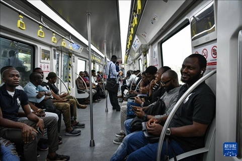 2月28日，在尼日利亞拉各斯，人們乘坐輕軌藍(lán)線列車。新華社記者 韓旭 攝