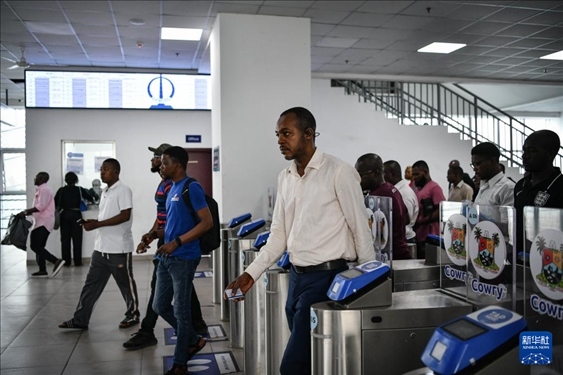 2月28日，在尼日利亞拉各斯，人們?cè)谳p軌藍(lán)線碼頭站刷卡出站。新華社記者 韓旭 攝