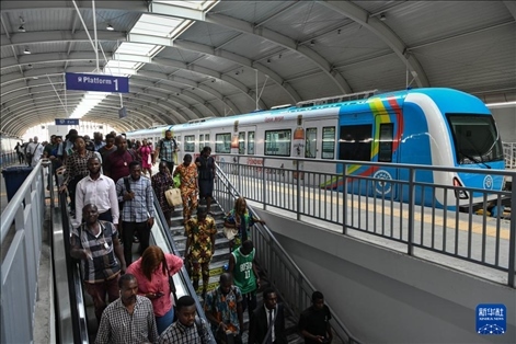 2月28日，在尼日利亞拉各斯，人們?cè)谳p軌藍(lán)線碼頭站下車出站。新華社記者 韓旭 攝