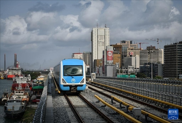 這是2月28日在尼日利亞拉各斯拍攝的一列輕軌藍(lán)線列車。新華社記者 韓旭 攝