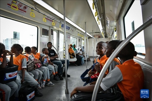 2月28日，在尼日利亞拉各斯，一所小學(xué)的學(xué)生們體驗(yàn)乘坐輕軌藍(lán)線列車。新華社記者 韓旭 攝