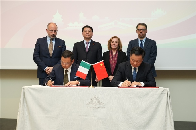 揚州市政府與意大利中國商會簽署合作協(xié)議。 主辦方供圖