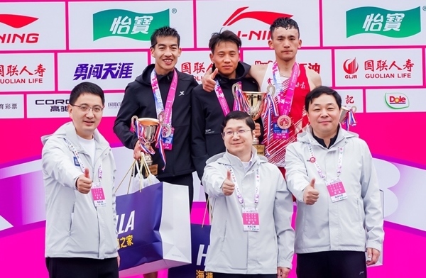 無錫市人民政府副秘書長顧文龍，無錫市體育局黨組書記、副局長楊宇華，海瀾集團(tuán)黨委副書記、副總裁江南共同為全國馬拉松錦標(biāo)賽（第一站）男子組前3名頒獎(jiǎng)。受訪者供圖