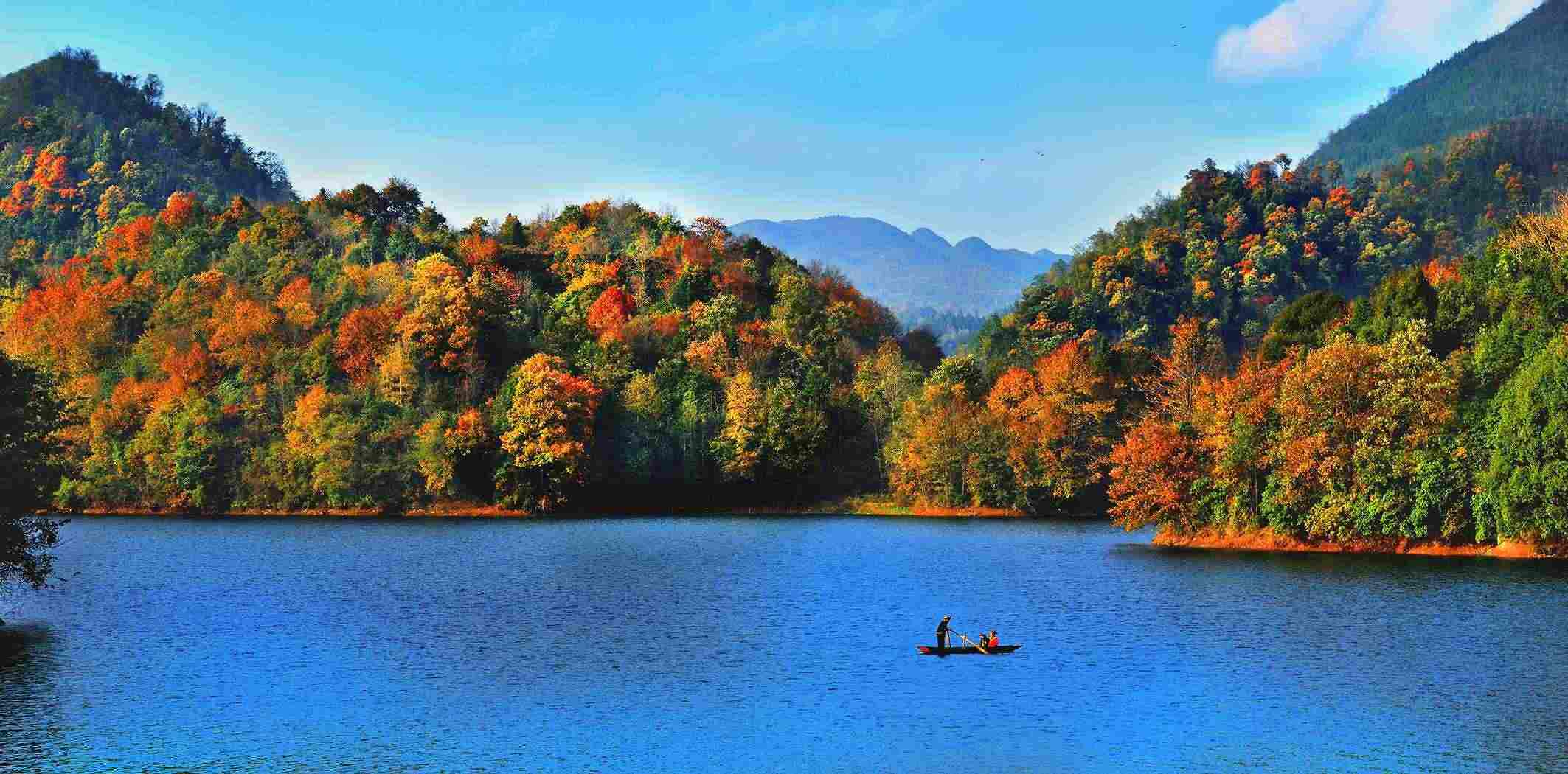 百里杜鵑湖好風(fēng)光。羅冠宇 攝