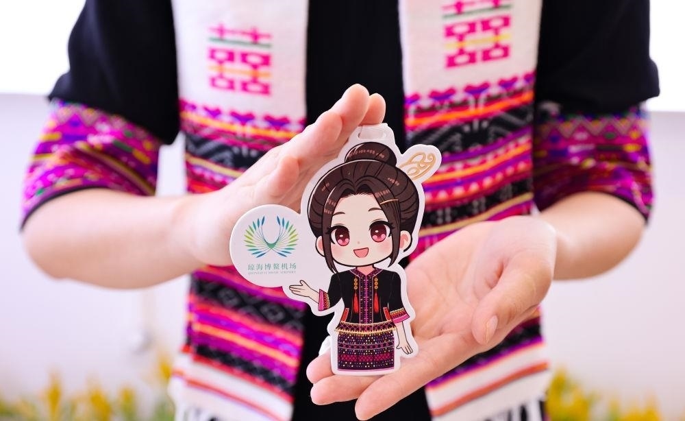 △2024年3月22日，博鰲機場工作人員展示“博鰲香”香氛卡片。