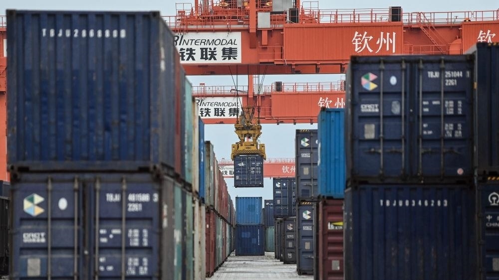 △2023年5月11日，在廣西欽州鐵路集裝箱中心站，塔吊在下卸集裝箱。近年來，在RCEP政策紅利推動下，中國與東盟產(chǎn)業(yè)合作不斷深化，助力區(qū)域經(jīng)濟發(fā)展。